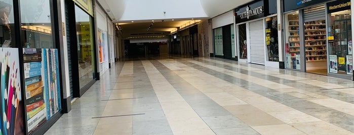 Clarendon Shopping Centre is one of Between work and home.