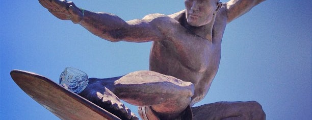 Kelly Slater Statue is one of Lugares favoritos de Paula.