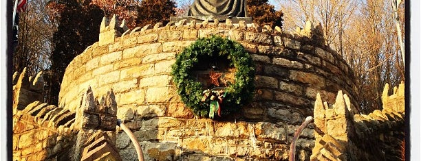 Whistler's Mother Statue is one of John'un Beğendiği Mekanlar.