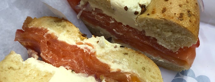 Russ & Daughters is one of Locais curtidos por Autumn.