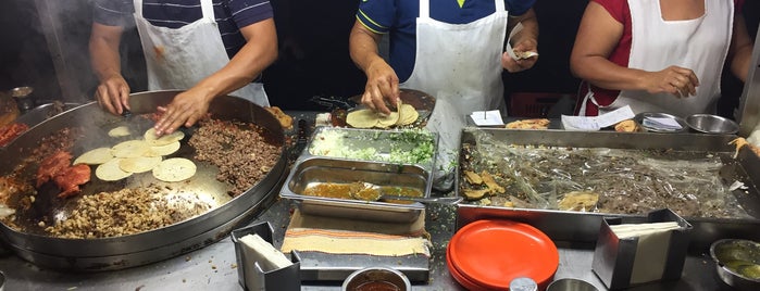 Tacos Jorge is one of สถานที่ที่ Oscar ถูกใจ.