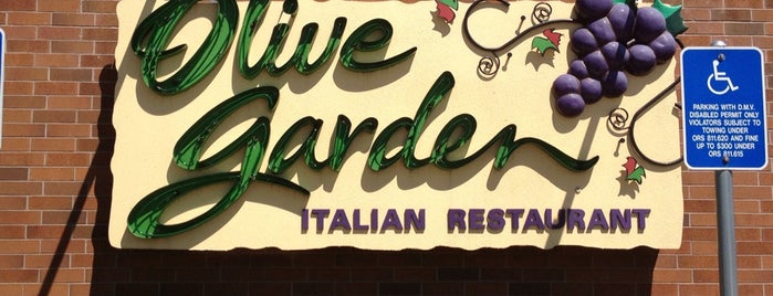Olive Garden is one of Lugares favoritos de Colleen.