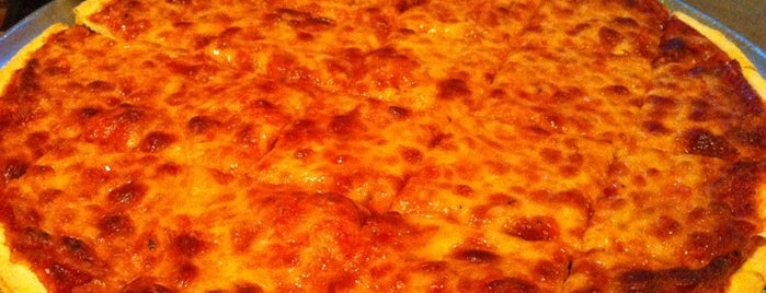 Luisa's Pizza is one of Posti salvati di Derek.