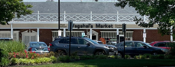Wagshal's Deli is one of Food & Farmer’s Markets 🛒.