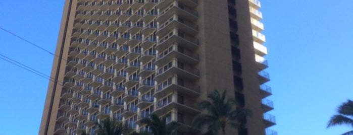 Hilton Waikiki Beach is one of Noel'in Beğendiği Mekanlar.
