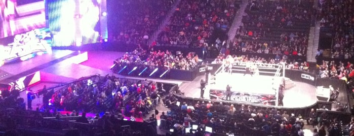 WWE Monday Night Raw is one of Tempat yang Disukai Chester.