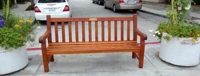 Pearl Avenue Bench is one of Tempat yang Disukai Scott.