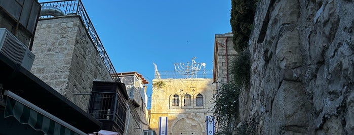 Damascus Gate is one of Ruta Jerusalem.