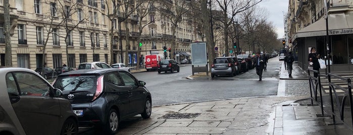 Avenue Rapp is one of Parigi.