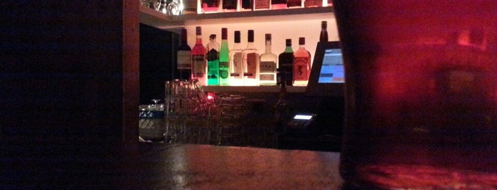 Dillon Whiskey Bar is one of Orte, die Bora gefallen.