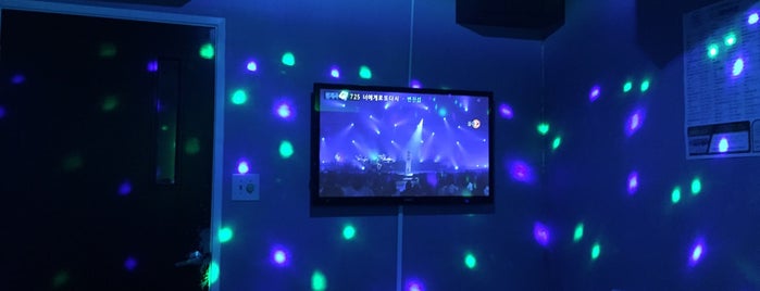 Studio 10 Karaoke is one of 😳Terrill: сохраненные места.
