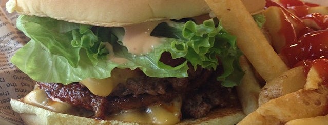 Jake's Wayback Burgers is one of Lugares favoritos de Lindsaye.