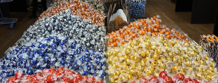Lindt Outlet is one of Jackie : понравившиеся места.