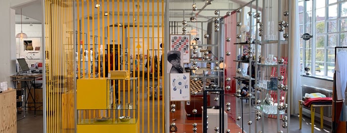Bauhaus Shop is one of สถานที่ที่ Claudia ถูกใจ.