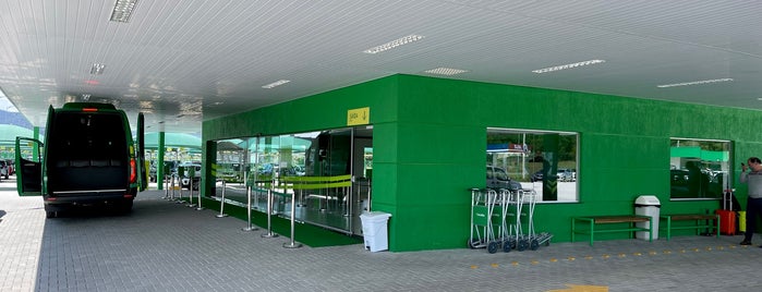 Localiza Hertz Aeroporto - Florianópolis is one of Tempat yang Disukai Eduardo.