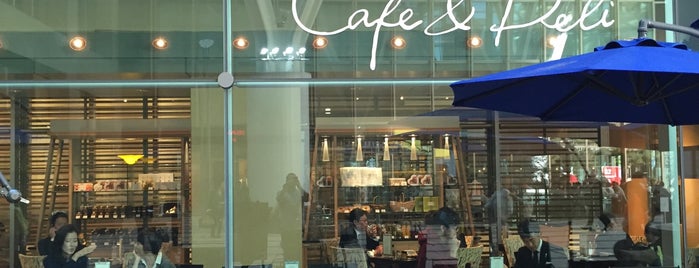 Ritz Carlton Cafe & Deli is one of Tempat yang Disukai Eduardo.
