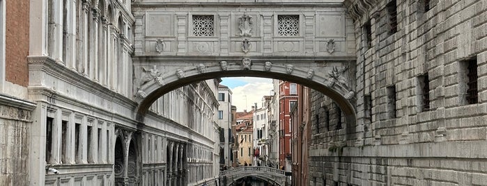 Ponte dei Sospiri is one of Venedik.
