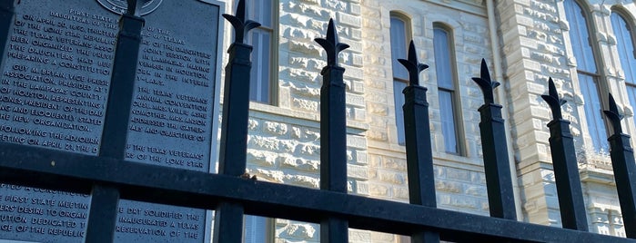 Lampasas County Courthouse is one of Cool places where Peanut wizzed.