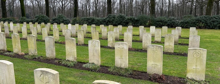 Airborne War Cemetry Oosterbeek is one of Interesting Places.