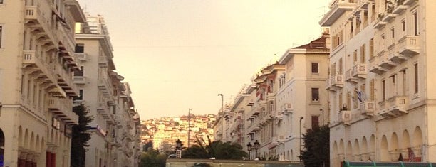 Aristotelous Square is one of Lugares favoritos de Dimitris.