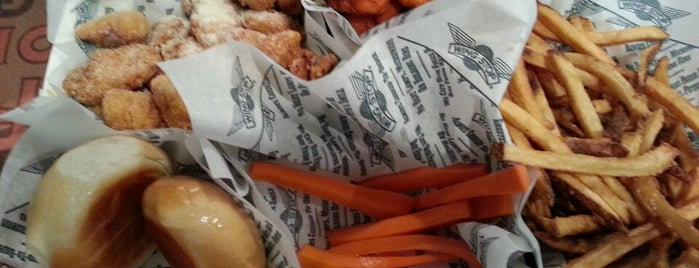 Wingstop is one of Carloさんのお気に入りスポット.