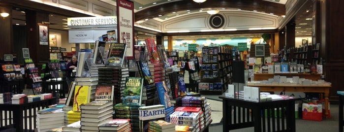 Barnes & Noble is one of Lugares favoritos de Nat.