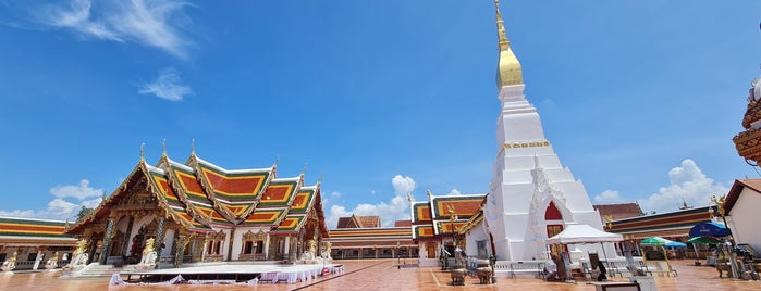 วัดพระธาตุเชิงชุมวรวิหาร is one of สถานที่ที่ Yodpha ถูกใจ.