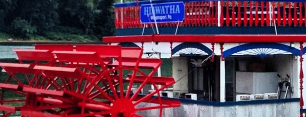 Hiawatha Paddlewheel Riverboat is one of Mikeさんの保存済みスポット.