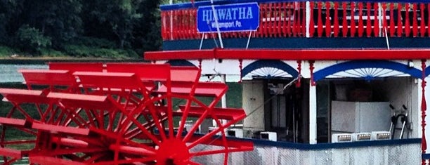 Hiawatha Paddlewheel Riverboat is one of สถานที่ที่บันทึกไว้ของ Mike.