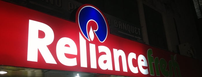 Reliance Fresh is one of Locais curtidos por Damodar.