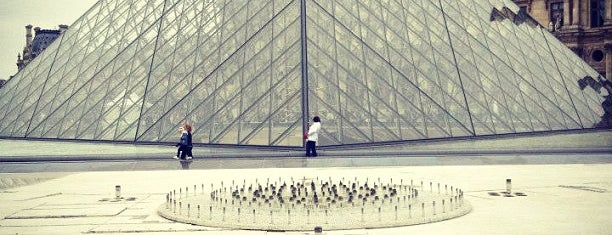 Louvre is one of Париж / Paris.
