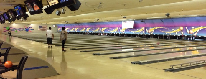 Cloverleaf Family Bowl is one of สถานที่ที่ Naren ถูกใจ.