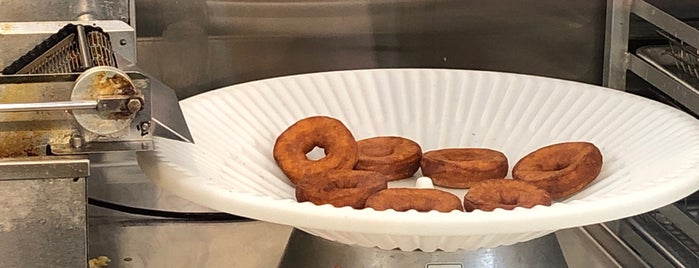 Duck Donuts is one of Cynthia'nın Kaydettiği Mekanlar.