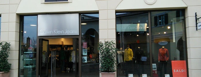 Calvin Klein Jeans is one of Tempat yang Disukai Vito.