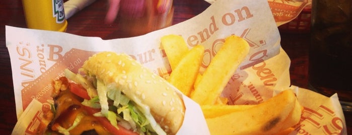 Red Robin Gourmet Burgers and Brews is one of สถานที่ที่ Brook ถูกใจ.