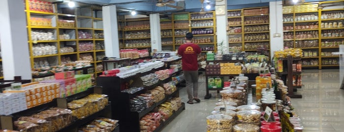 Sudi Mampir - toko oleh-oleh is one of Surabaya.
