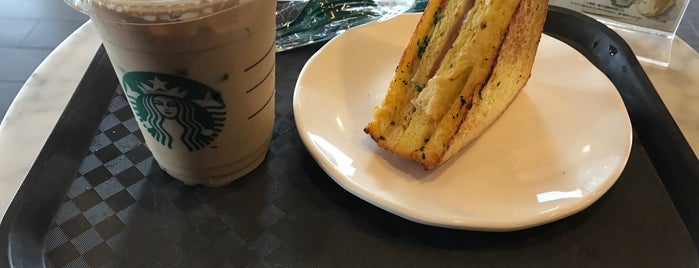 Starbucks is one of Bryanさんのお気に入りスポット.