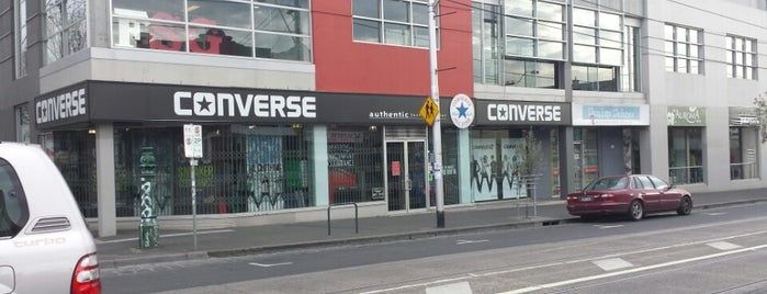 Converse is one of Lieux sauvegardés par Alex.