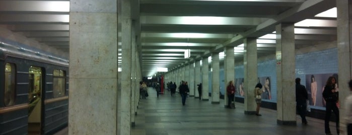 Метро Войковская is one of Московское метро.