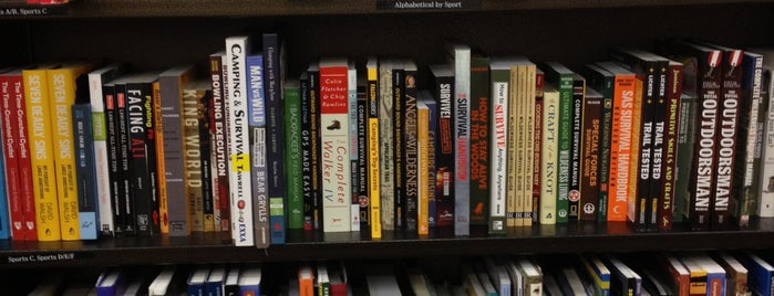 Barnes & Noble is one of Lieux qui ont plu à Carson.