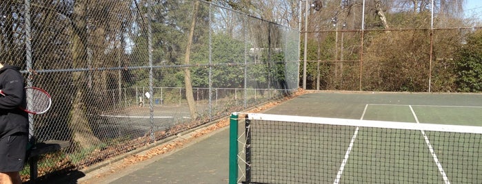 Volunteer Park Tennis Courts is one of Lugares favoritos de Jack.