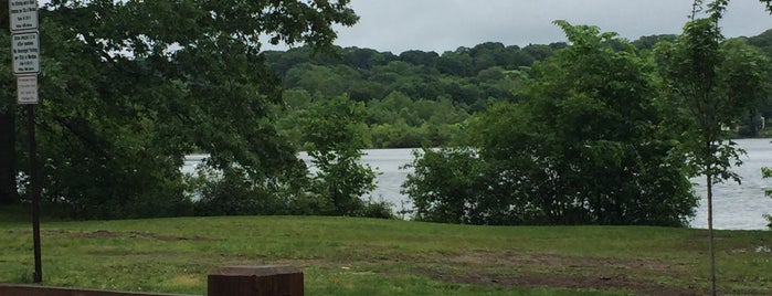 Hanover Pond is one of Lugares favoritos de Lindsaye.