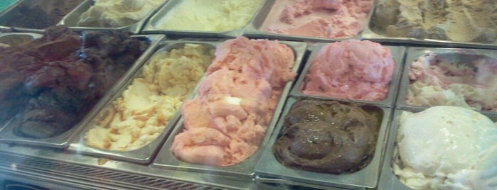Cold Stone Creamery is one of Tempat yang Disimpan Andria.