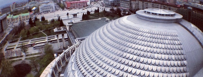 Новосибирский государственный академический театр оперы и балета is one of Larisa : понравившиеся места.