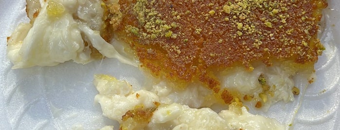 Habibah Sweets is one of Locais salvos de Queen.