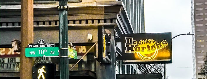 The Dr. Martens Store is one of Lieux qui ont plu à Karl.