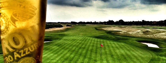 Royal Lytham & St. Annes Golf Club is one of สถานที่ที่ Vaήs 😉 ถูกใจ.