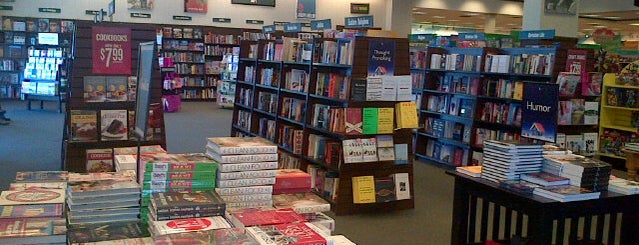 Barnes & Noble is one of สถานที่ที่ Brian ถูกใจ.