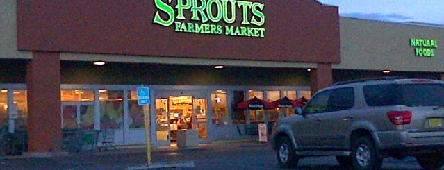 Sprouts Farmers Market is one of Tempat yang Disukai David.