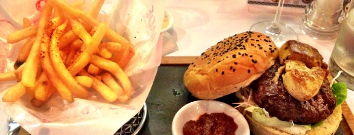 &MADE Burger Bistro is one of สถานที่ที่บันทึกไว้ของ Ian.